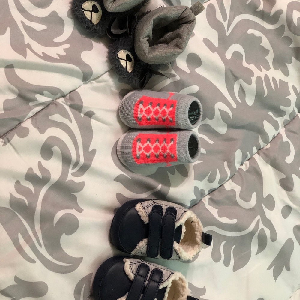 💄💋Like New Newborn Socks and Shoes 💋💄